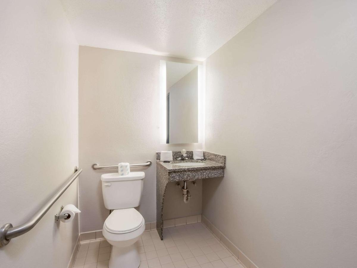 גרינווד Rodeway Inn מראה חיצוני תמונה